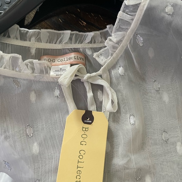 Chic White Ruffled Blouse - Picture 3 of 4